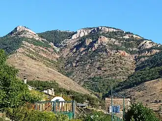 La montagne au-dessus du village.