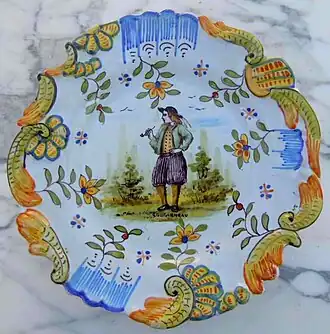 Faïence de Quimper : assiette à décor breton, homme de Concarneau (Jules Verlingue, XIXe siècle).