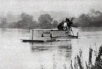 Jules Fis(c)her, le 10 novembre 1924 sur La Seine à Sartrouville, pour son record mondial de vitesse aquatique sur hydro-glisseur Farman de 450 CV (140,645&nbsp;km/h).