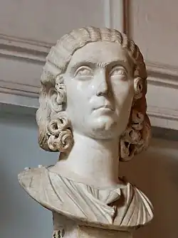 Buste de marbre d'une femme regardant vers la haut.