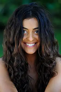 portrait d'une jeune femme latine souriante
