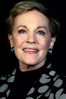 Julie Andrews prête sa voix à Lady Whistledown, la narratrice