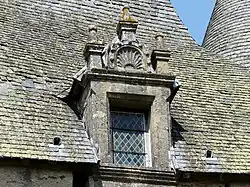 L'une des nombreuses lucarnes.