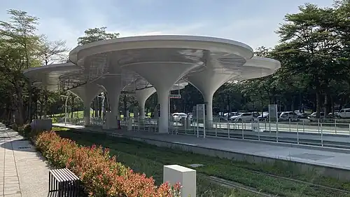 Parc aménagé avec du mobilier urbain stylisé.