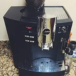 Vue frontale dd’une machine à café automatique de Jura.