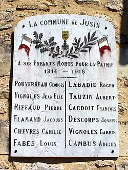 La stèle aux morts sur la façade de la mairie (sept. 2014).