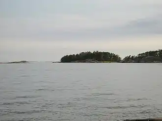 Les 3 îles Kääarmeluodot (de droite à gauche île Nord, Ouest et Est) vues depuis Lauttasaari.