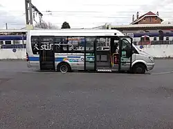 Mercedes Sprinter City 65 du réseau de Vélizy en gare de Chaville-Vélizy, sur la ligne 31.