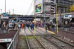 Perche de mise à la terre installées entre le fil de contact et le rail