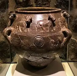 Vase avec une frise de taureaux imprimés et tête en protomé. Kültepe, Musée des civilisations anatoliennes.