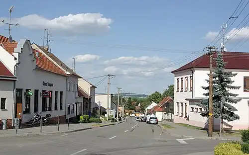 Intersection des rues Brněnská et Školní.