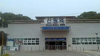 La station et l'unique accès, en 2012.