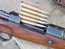 Mauser K98K avec un clip de rechargement de balles chemisées Mauser 7,92 × 57 mm.