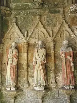 Statues du porche dont celles de saint André avec sa croix et de saint Pierre avec les clefs du paradis.