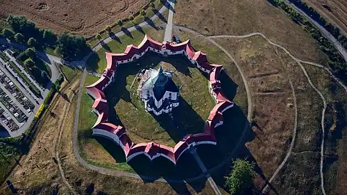L'église Saint-Jean-Népomucène : vue aérienne.