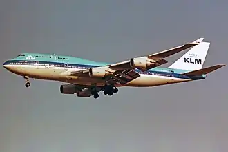 PH-BFC, le Boeing 747-400 de la KLM impliqué, ici à l'aéroport international de Narita en janvier 1992, 3 ans après l'incident.