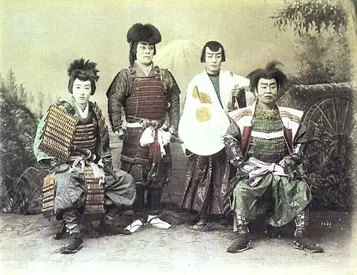 Acteurs de Kabuki habillés en samouraïs.