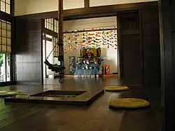 Crochet de foyer jizai kagi avec contrepoids en forme de poisson. Parc de Chigasaki-satoyama à Chigasaki, Kanagawa.