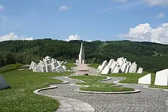 Mémorial (1979) conçu par Miodrag Živković et Aleksandar Đokić&nbsp;(en) à Kadinjača