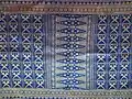 Le Songket Minangkabau de couleur bleu océan profond avec une combinaison de motifs entre pucuak rabuang (pousses de bambou) et kriss (poignard traditionnel indonésien) symbolise le nouvel espoir et la force des indigènes de la île de Sumatra.