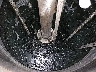 Source de l'Empereur, avec une pompe