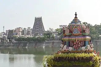 Le temple de Kapaleeshwarar à Mylapore, vu depuis son bassin.