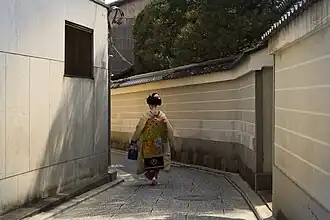 Geisha sur une ruelle de Kamishichiken