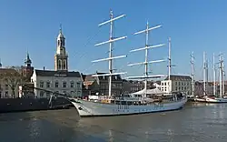 Le bateau au quai de l' IJsselkaded