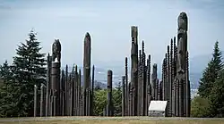Les totems Kamui Mintara au Burnaby Mountain Park, Colombie-Britannique, Canada. Ils ont servi de décors de tournage pour l'emplacement de la porte des étoiles de la planète visitée par SG-1 dans l'épisode.