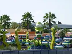 Attraction en forme d'extraterrestre à tentacules portant des navettes spatiales.