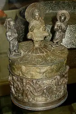 Reliquaire (dit) de Kanishka avec inscription. Shah-ji-ki-dheri, Gandhara. Époque post-kushan ? Bronze, H. 18&nbsp;cm; D. 12,7&nbsp;cm. Peshawar Museum