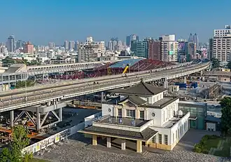 Le bâtiment historique à proximité d'un viaduc autoroutier urbain.