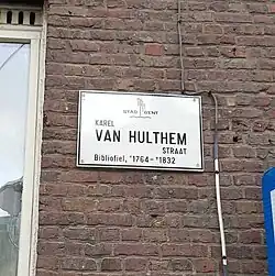Photographie de la plaque de la rue avec comme indication Karel Van Hulthem Straat Bibliofiel 1764-1832.