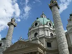 Vue rapprochée, bas-reliefs.