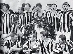 Photo en noir et blanc de joueurs de football en maillot noir et blanc