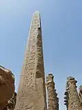 Obélisque de Thoutmôsis Ier dans la cour du quatrième pylône de Karnak.