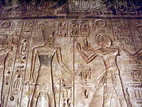 Ramsès IV offre une statuette Maât à Atoum.