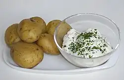 Patates bouillies avec du quark et des herbes