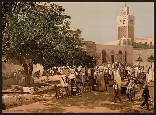 Marché de la Kasbah avec sa mosquée en arrière-plan