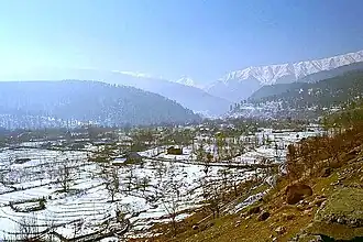 Vue de la chaîne Pir Panjal que traverse le Jammu–Baramulla line.