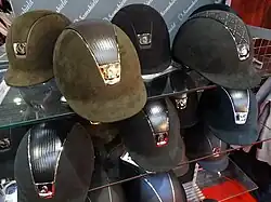 Bombes de couleurs variées sur les étagères d'un magasin