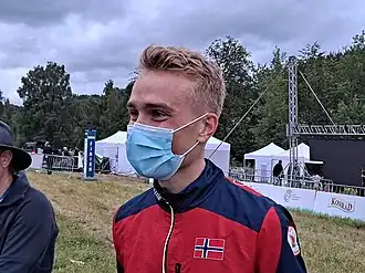 Kasper Harlem Fosser portant un masque et souriant
