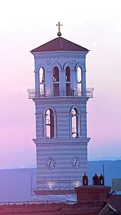 Clocher moderne d'église.