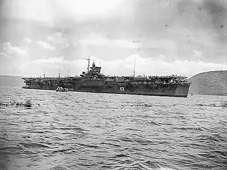 Photo en noir et blanc d'un porte-avions