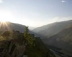 Vue vers l'aval de la rivière.