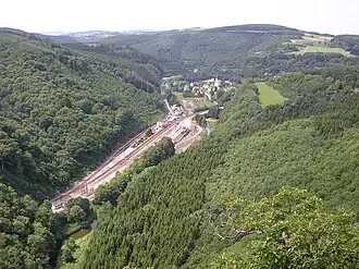 La gare vue du rocher Hockslay, avec la ligne et son embranchement
