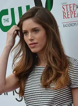 Kayla Ewell interprète Vicki