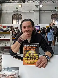 Description de l'image Kenan Gorgün à la Foire du Livre de Bruxelles en 2024.jpg.