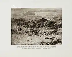 Ancienne photo en noir et blanc d'un ensemble de roches en vue aérienne. Extraite d'un vieux livre, elle est légèrement jaunie.