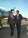 Wernher von Braun et le président John F. Kennedy à l'arsenal (18 mai 1963).
